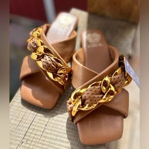 *SOLD* VINCE CAMUTO Azori Leather Flat Sandal Brown w/ Chain Detail Women’s 9.5